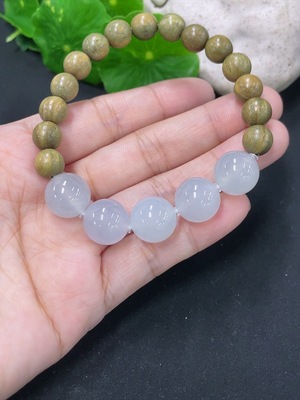 F46566773 翡翠手串 卡12.2mm左右 货品总约重21.24g