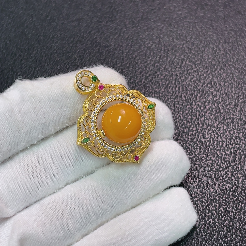 C34038645 Amber Beeswax Pendant Non-Gold Total Weight Approx. 4.83g Size About 12.7mm