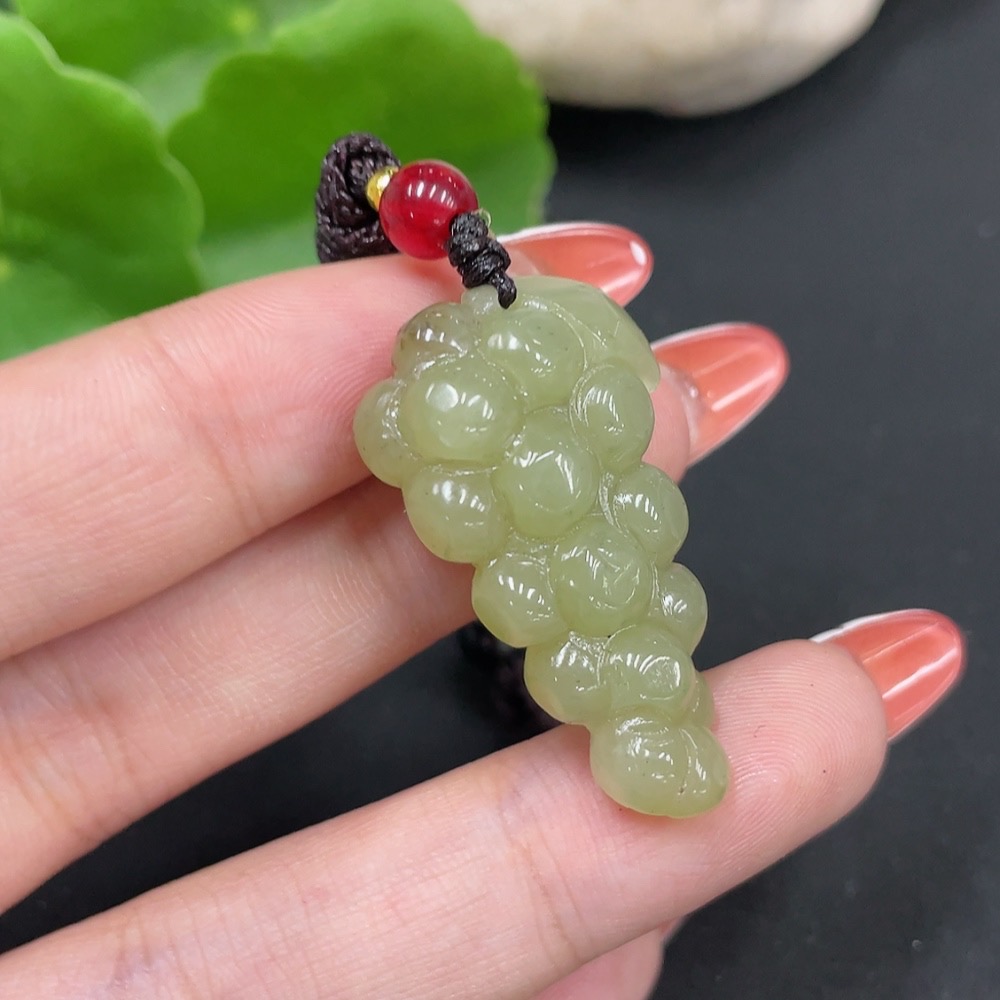 H34017003 Hetian Jade Pendant Grape