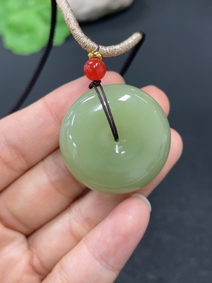 H42953939 和田玉挂件    平安扣    货品总重约（含绳）23.7g   配珠非和田玉