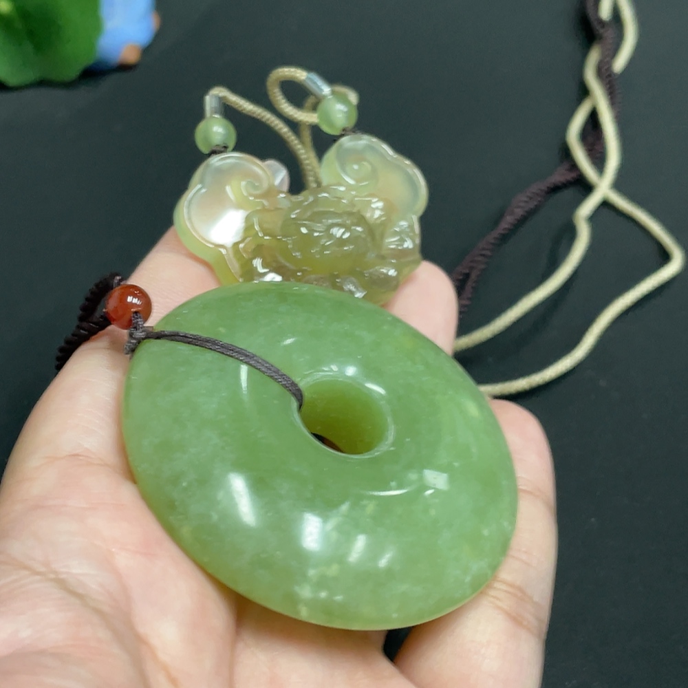 H31659723 Xiuyu (Serpentine Jade) Pendant   Blossoming Wealth   Peace Knot