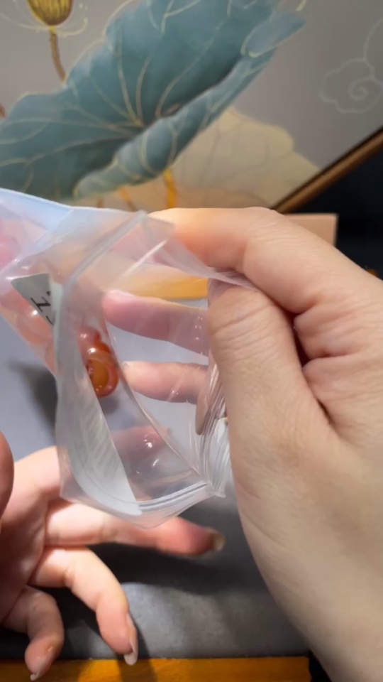 C13472829 South Red Agate Bead Strand, Approx. 55.75g, Size 13.5mm