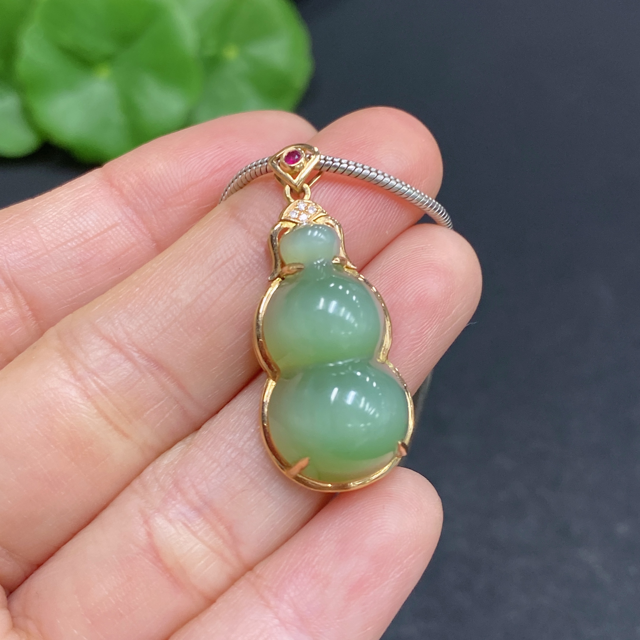 H32812809 Hetian Jade Inlaid Gourd with 18K Gold and Non-Gold Chain (Total Weight Approx. 11.3g, Chain Non-Removable)