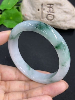 F46516035 翡翠正圈手镯  货品总重约58.8g  含其他矿物成分 圈口57.3