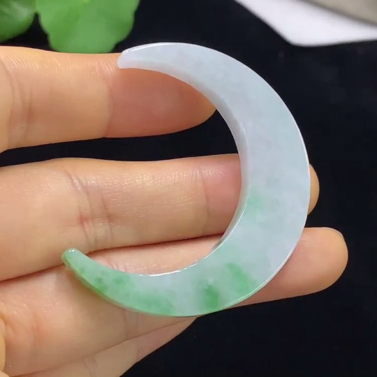 F34023980 Jadeite Crescent Pendant Total Weight Approx. 15.64g