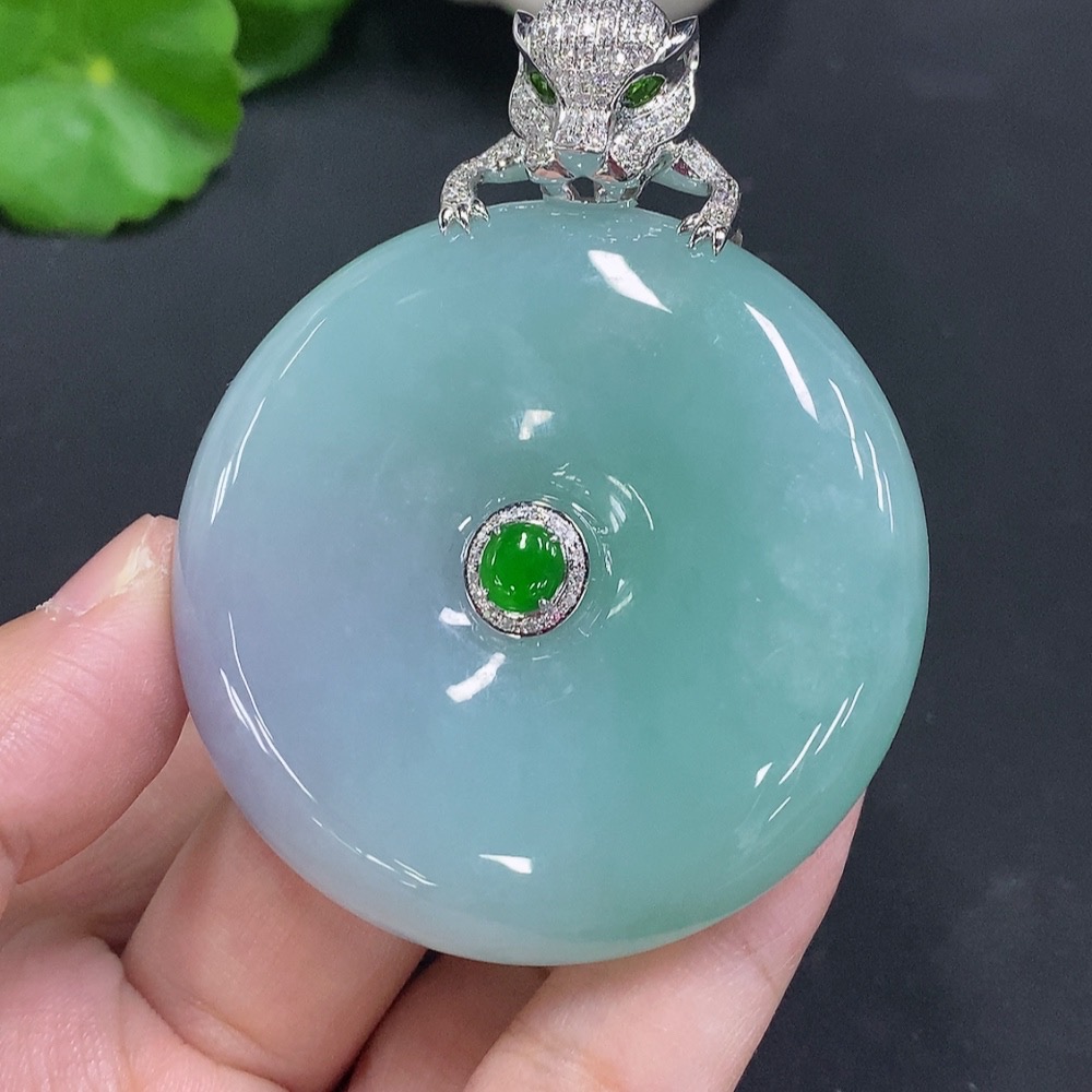 F23599394 Jadeite Peace Knot with 18K Gold, Total Weight Approx. 89.8g