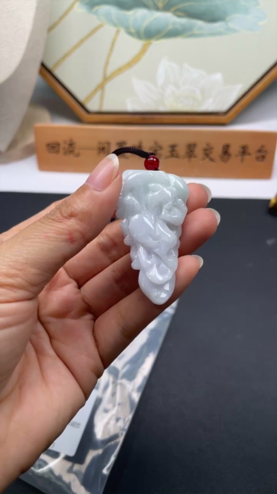 F34959219 jadeite pendant, total weight including string approx. 25.7g (with non-A beads)