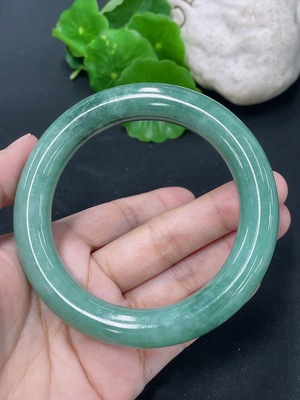 F46566632 翡翠圆条手镯  圈口57.5 含少量有色抛光粉 货品总重约77.33g