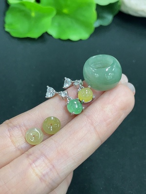 F42971179 翡翠挂件+耳饰 非金一手走