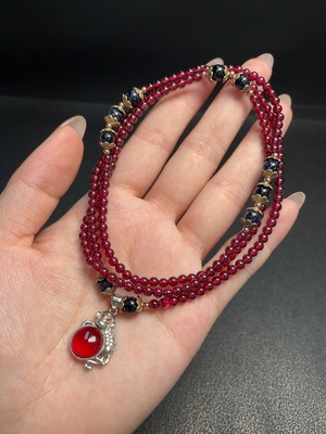 C34993020 Garnet bead necklace with non-natural, non-gold accents, total weight approx. 25.25g, bead size 3.5mm