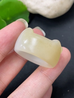 H43150522 和田玉鱼戒圈    圈口19    货品总重约12.1g