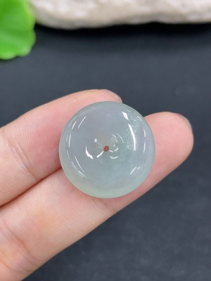 F46516010 翡翠挂件          货品总重约4.8g