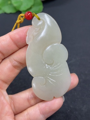 H42987587 和田玉挂件    如意    货品总重约（含绳）19.8g    配珠非和田玉