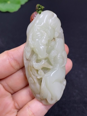 H46558336 和田玉手把件   牛    货品总重约（含绳）50g     配珠非和田玉