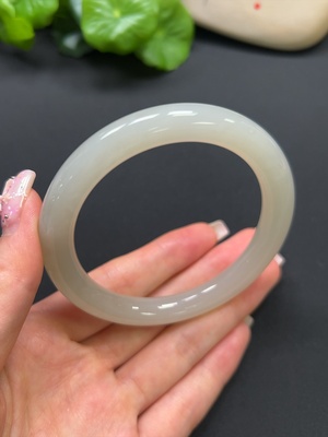 H41917306 和田玉圆条手镯 圈口59mm 总重约46.7g