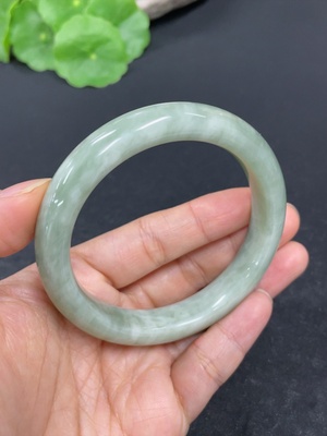 H42954896 和田玉正圈手镯    圈口56    货品总重约51.1g  含其他矿物成份
