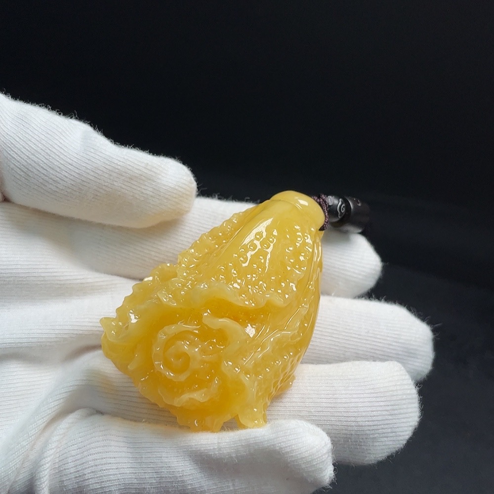 C27100059 Amber Beeswax Pendant, Product Weight Including String Approximately 25.57g, Colorless Film Coated