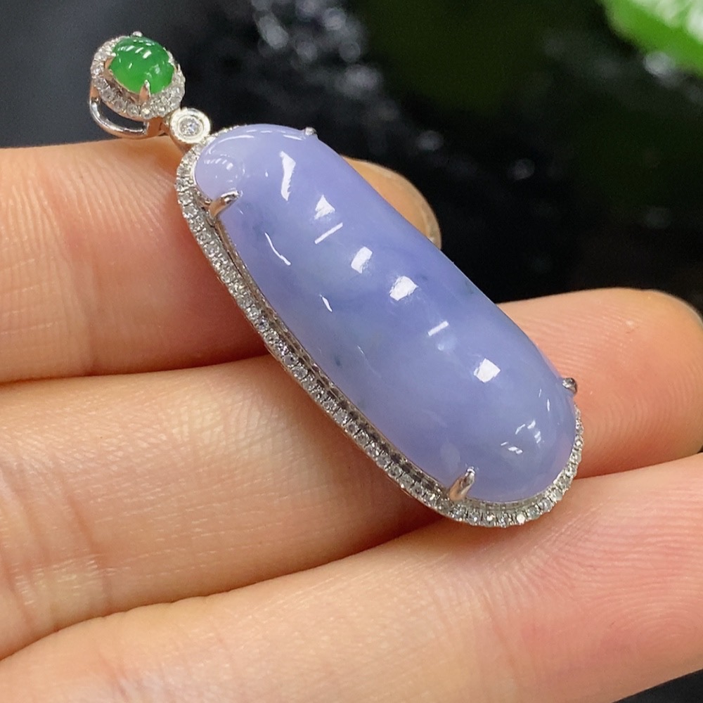 F27120788 Jadeite Bean Pendant with 18K Gold and Diamond Accents, Total Weight Approx. 5.91g