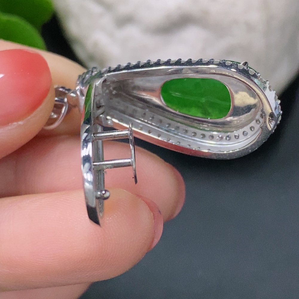 F16796821 Jadeite Bean Inlaid Pendant with 18K Gold Setting, Total Weight Approx. 9g