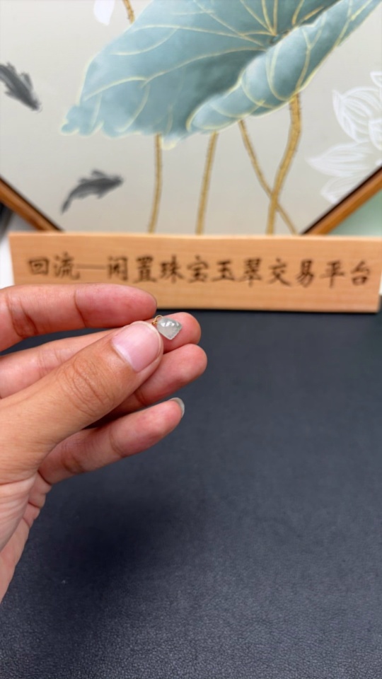 F30453661 Jadeite Pendant with 18K Gold Clasp, Total Weight Approx. 0.37g