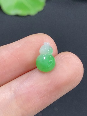 F42968883 翡翠葫芦镶嵌件 货品总重约0.37g