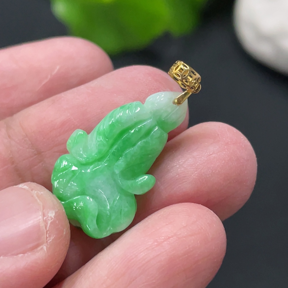 F32820664 Jadeite Cabbage Pendant with 18K Gold Clasp, Total Weight Approx. 2.47g