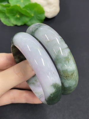 F43105708 翡翠手镯一手走 圈口56.7/57.2 含少量有色抛光粉