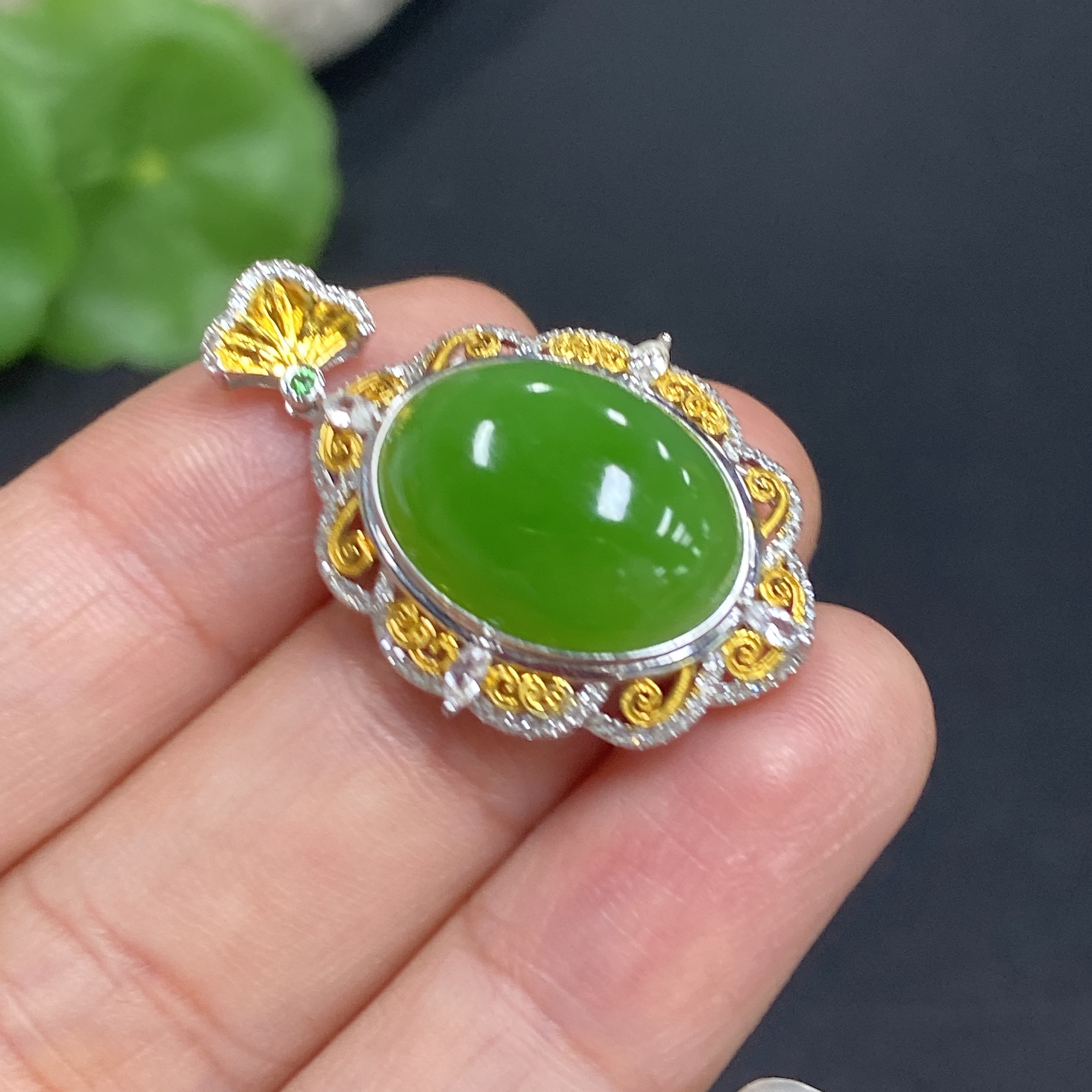 H34985653 Hetian Jade Jasper Cabochon Pendant in 18K Gold, Total Weight Approx. 3.9g, Accented with Colorless Round Diamonds