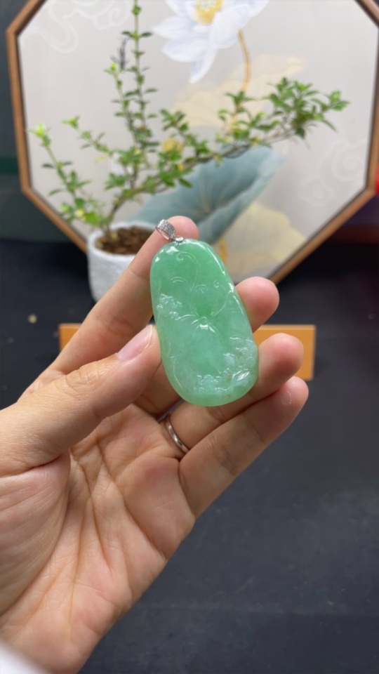 F32733002 Jadeite Pendant Lotus Leaf with 18k Gold and Diamond Accent, Total Weight Approx. 17.5g