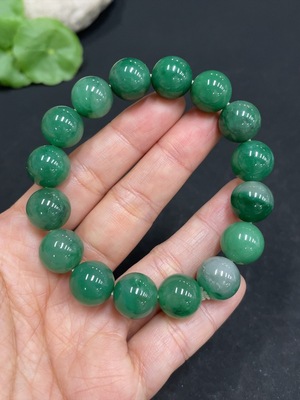 H36259269 非洲翠（独龙玉）手串  卡11.7mm左右  货品总重约39.2g