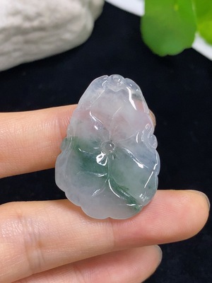 F45368676 翡翠荷叶挂件 货品总重约8.09克
