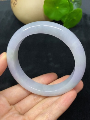 F45335905 翡翠正圈手镯 总重约66.91g 圈口58.1