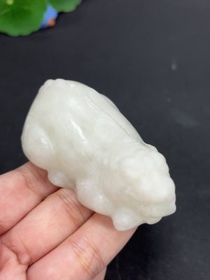 H46521321 和田玉手把件 瑞兽 货品总重约143.5g 含其他矿物成分