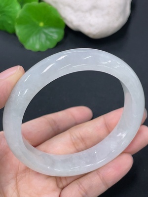 F39598307 翡翠正圈手镯 货品总重约56.5g 55.6圈口