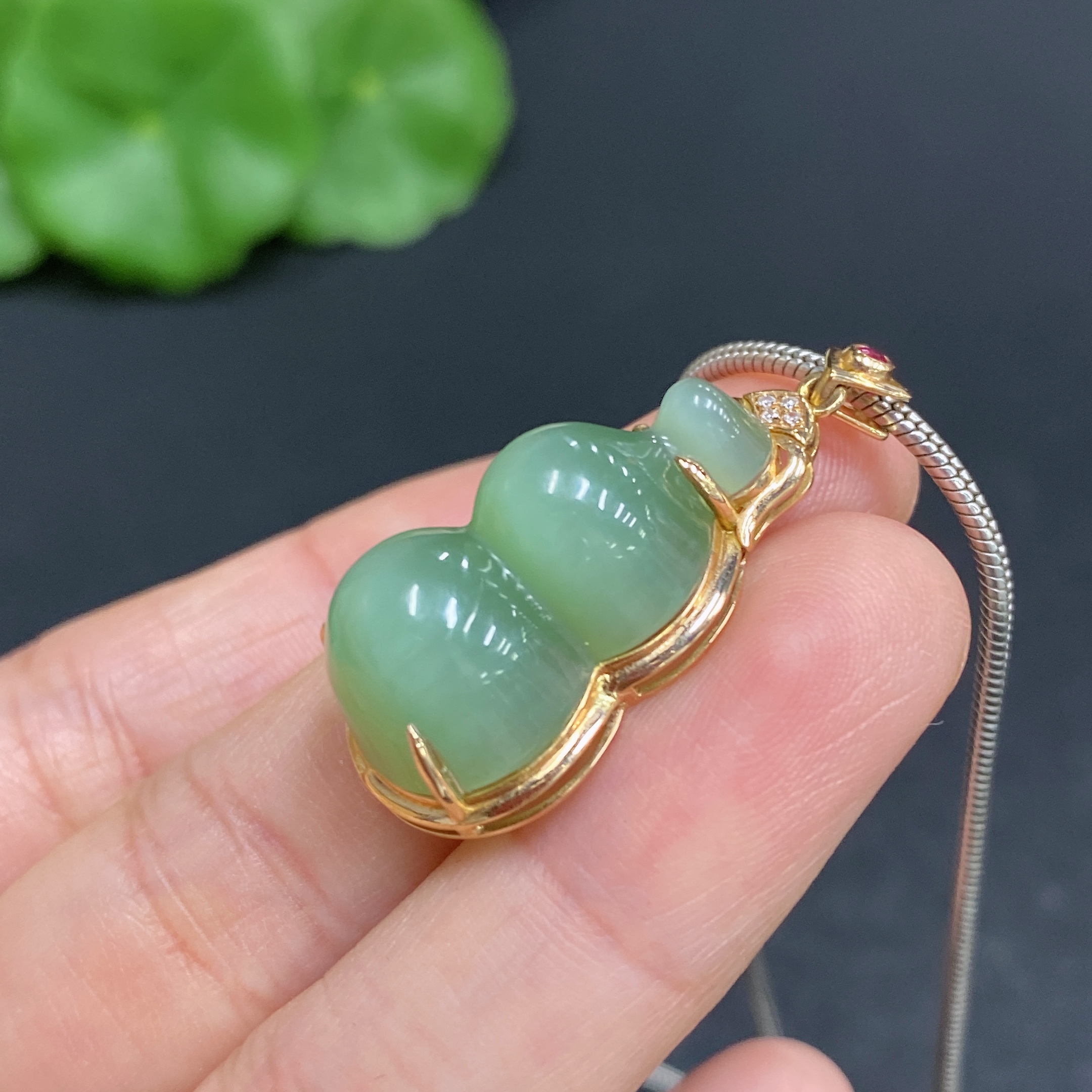 H32812809 Hetian Jade Inlaid Gourd with 18K Gold and Non-Gold Chain (Total Weight Approx. 11.3g, Chain Non-Removable)