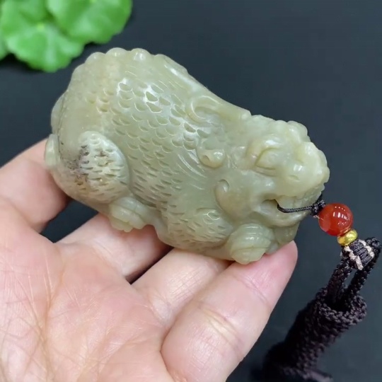 H28281557 Hetian Jade Pendant: Auspicious Beast