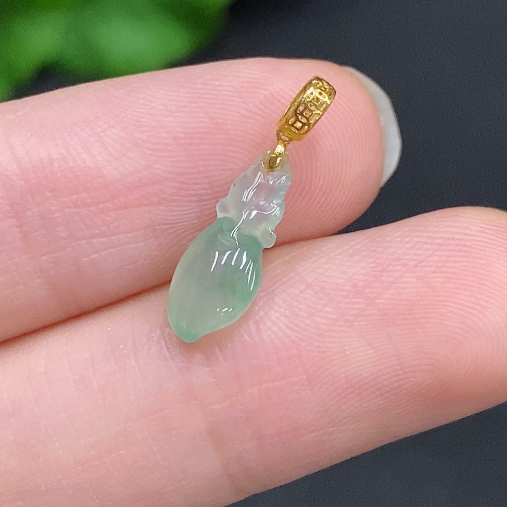 F33941106 Jadeite Auspicious Gourd Pendant with 18k Gold Clasp, Total Weight Approximately 0.3g