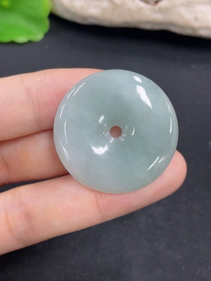F46562372 翡翠挂件           货品总重约11.7g