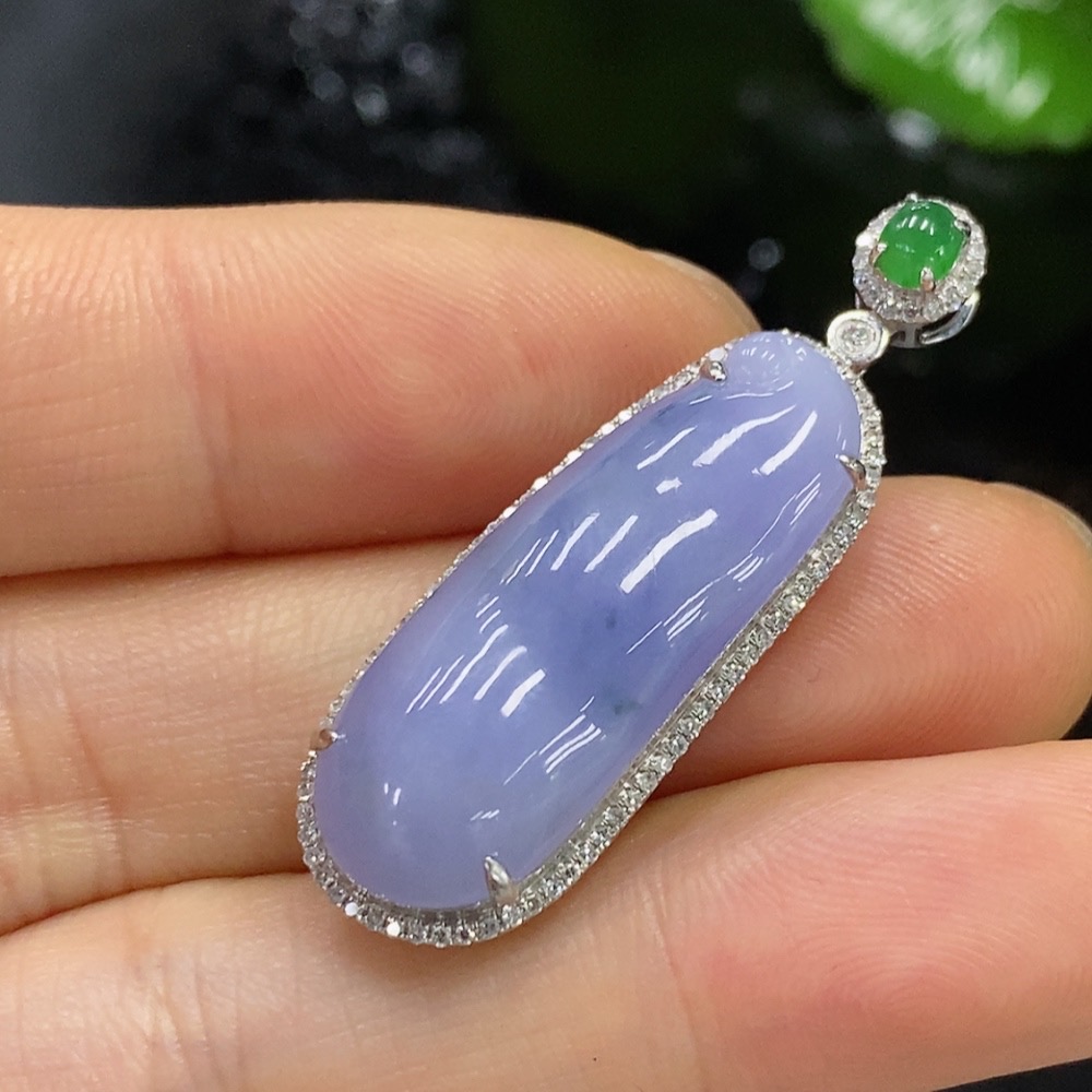 F27120788 Jadeite Bean Pendant with 18K Gold and Diamond Accents, Total Weight Approx. 5.91g