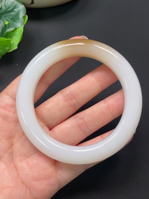 H46526839 和田玉正圈手镯 圈口59.1mm 总重约75.49g