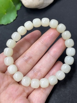 H46576447 和田玉手串 卡8.7mm左右  货品总重约27.4g 含其他矿物成分