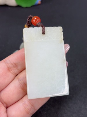 H46521078 和田玉挂件 仿古牌 货品总重约【含链】75.5g 皮色成因未定 含其他矿物成分 配珠非和田玉