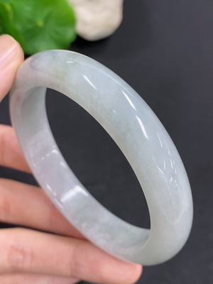 F46499510 翡翠正圈手镯 圈口56.5 货品总重约53.6克