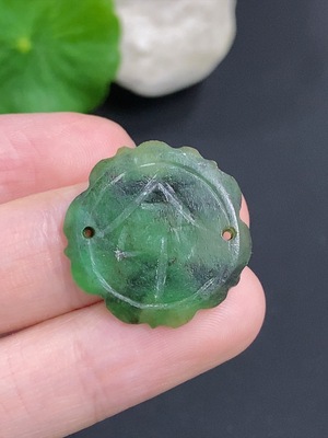 F46555752 翡翠毛货挂件 货品总重量约2.8克 含其他矿物质