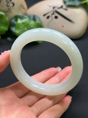 H41917215 和田玉正圈手镯 圈口56.5mm 总重约67.6g