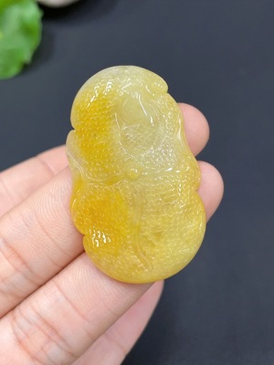 F23673016 翡翠荷叶挂件 颜色成因未定 总重量约8.43g