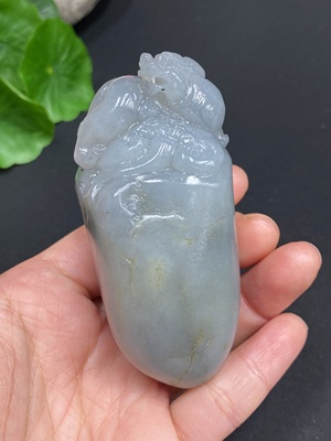 H24758624 Hetian Jade Handheld Piece, Auspicious Beast, Total Weight Approx. 159.4g, Undetermined Skin Color Origin