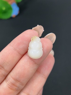 H40723217 和田玉戒面 葫芦 货品总重约1.6g