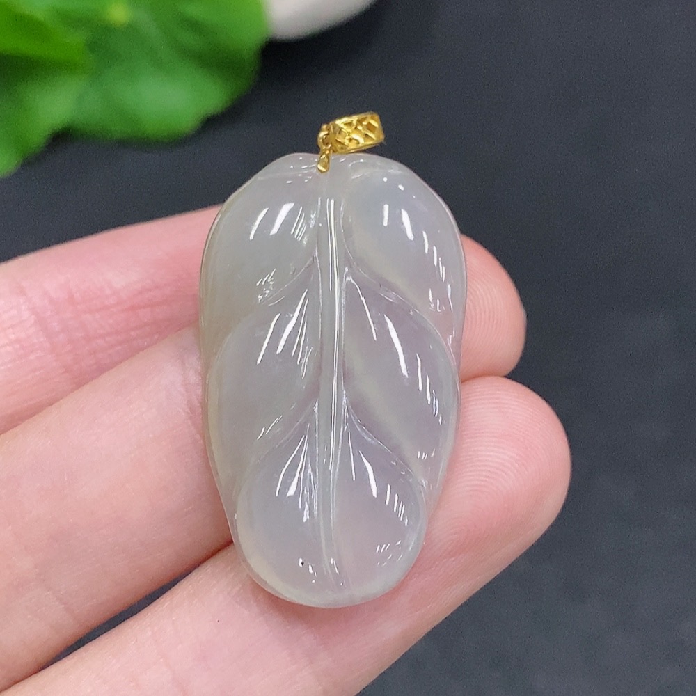 F34968299 Jadeite Leaf Pendant with 18K Gold Clasp, Total Weight Approximately 4.6 Grams