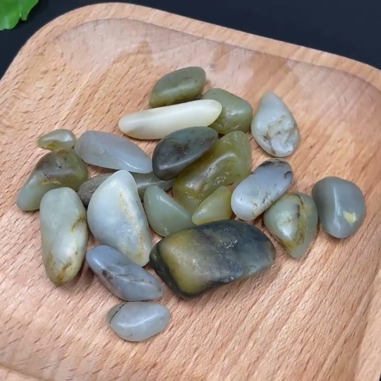 H29324276 Hetian Jade, undetermined cause of skin color, containing other mineral components, total weight about 84g, sell as a lot